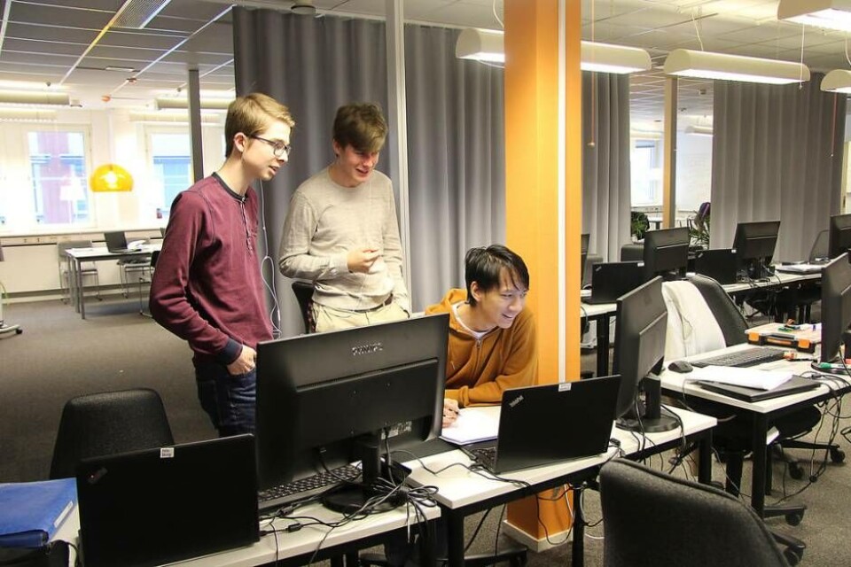 Arbetar i team. Elverna på ABB Industrigymnasiums spetsutbildning jobbar mycket i grupp och löser problem och uppgifter tillsammans. Här ser vi Kevin Klarin, Nils Borg och Khetdan Phopat som jobbar tillsammans.