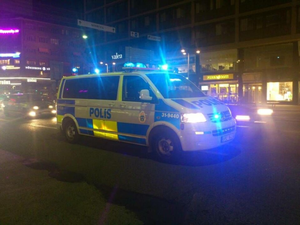 Polis och räddningstjänst kallades sent på fredagskvällen till Knutsgatan i centrala Västerås där en bil brann. Den visade sig tillhöra journalisten Håkan Slagbrand.