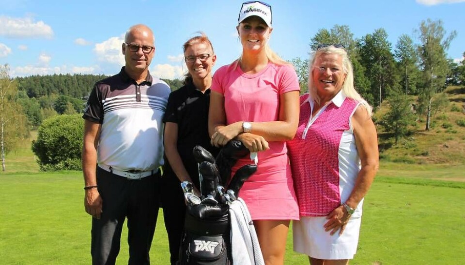 Värdinnan Anna Nordqvist tillsammans med Västerås GK:s klubbchef Anders Holmer samt Magdalena Sjöholm och Cina Koskinen från den projektgrupp i klubben som jobbat med tävlingen. Bilden togs i samband med Nordqvists besök på klubben före tävlingen, hon kunde på grund av sitt tävlingsschema inte vara på plats under själva tävlingen. Foto: Jonas Bergkvist