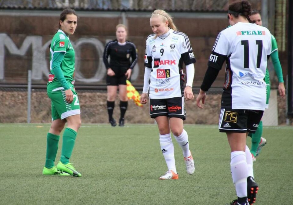 BK30:s skyttedrottning Cassandra Korhonen (9) är avstängd i hemmapremiären på Ringvallen mot Växjö i morgon, lördag. Därmed får radarkompisen Lani Smith (11) istället sällskap av Elin Hammar på topp. Foto: Jonas Bergkvist×1 / 2Visa bildtextBild 1 av 2