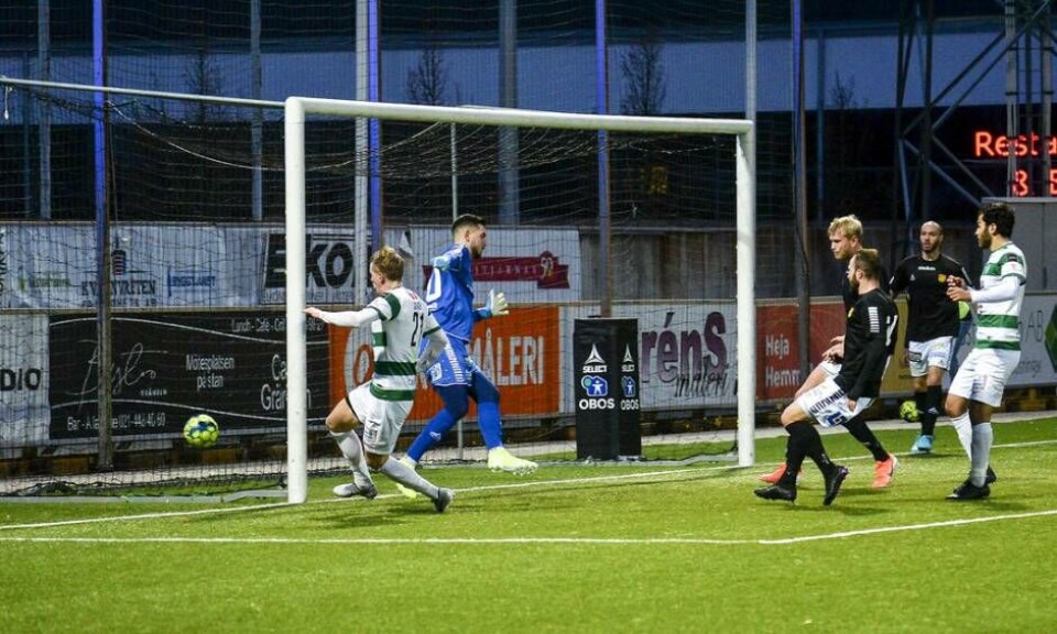 Emil Skogh trycker in 3–0 till VSK Foto: STEFAN LINDGREN