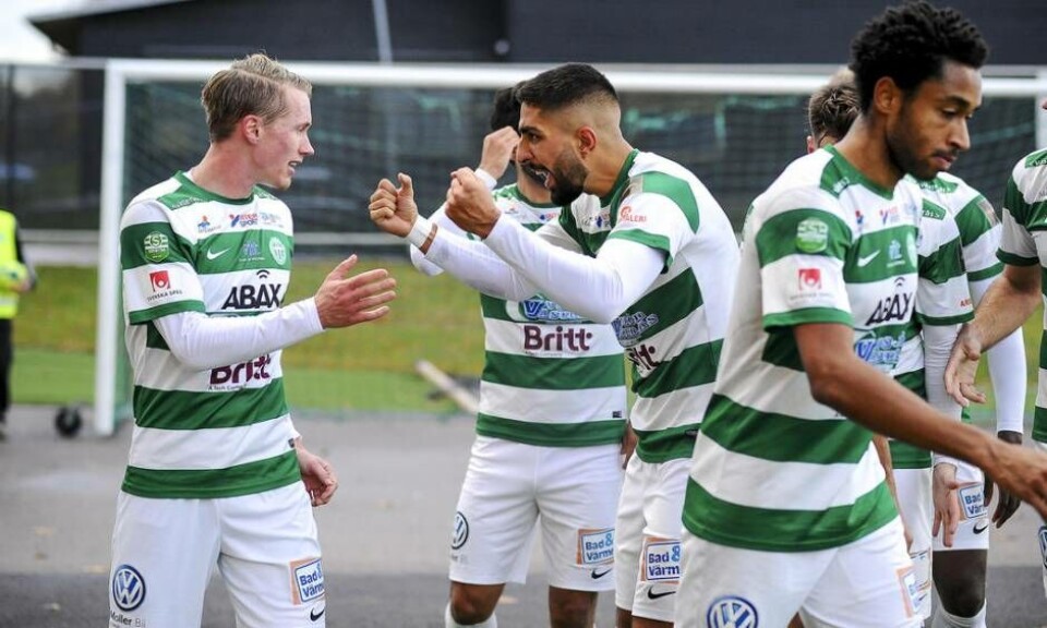 Emil Skogh och Sean Sabetkar jublar efter att VSK-anfallaren gjort 3–0 Foto: Stefan Lindgren