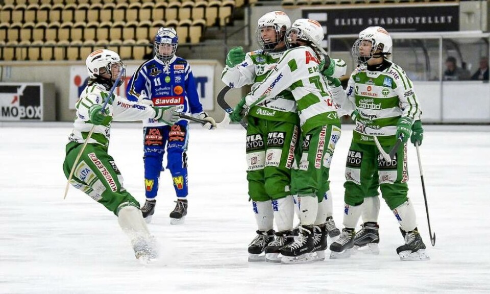 Stort finaljubel bland VSK-spelarna efter att grönvitt säkrat platsen i SM-finalen. Foto: STEFAN LINDGREN