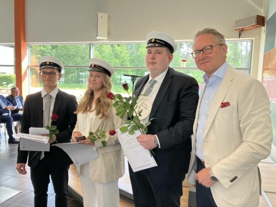 De stolta eleverna Day Bao Son Vo, Ronja Toivonen och Jack Vikström tillsammans med MRF:s Thomas Andrén. Foto: Helena Andersson