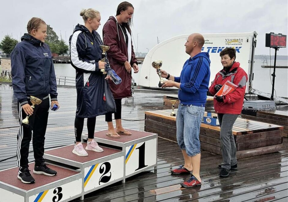 De tre främsta i damklassen i Lögastrandssimningen: 1) Christine Ekman, Neptun Stockholm, 2) Emma Rotstam, Järfälla Simsällskap, 3) Lina Rehnman, Västerås SS. Prisutdelare var Västerås kommunfullmäktiges ordförande Ulla Persson och nye VSS-ordföranden Elias Bouvin, varav den senare även var deltagare i Lögastrandsimningens motionsdel. Foto: VSS