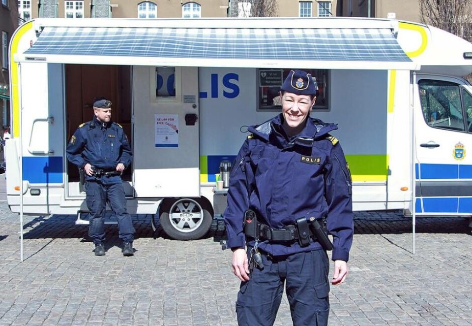 Polis. Stina Öberg är inspektör och gruppchef på polisen kontaktcenter men idag befann hon sig tillsammans med kolegor på Stora torget för att informera om deras nya arbetsmetod. Foto: Sandra Fonnisson×1 / 3Visa bildtextBild 1 av 3