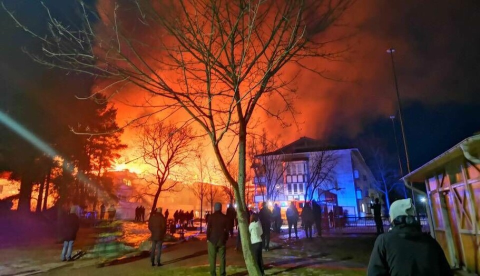 Under natten mot onsdagen brann det kraftigt i ett flerfamiljshus på Råby i Västerås. Foto: Linda Kidsdotter/läsarbild