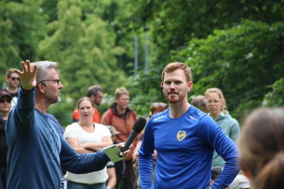Tävlingsledaren Henrik Astfors intervjuas av speakern Mats Hedman. Foto: Jonas Bergkvist