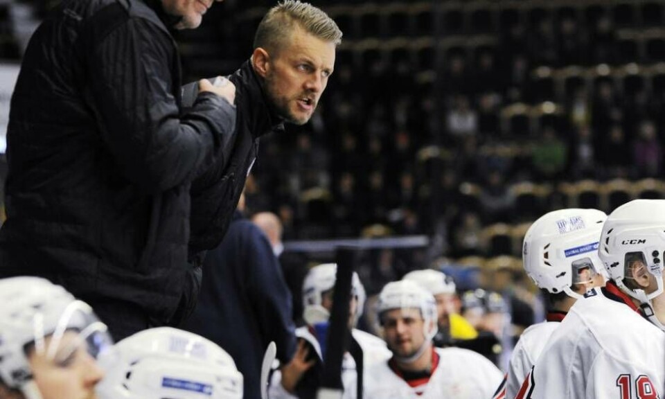 Sura Blue Hammers huvudtränare Jarno Pikkarainen är taggad inför omstarten i morgon. ”Jag tycker att det har varit positivt efter att förra serien slutade och det känns bra inför omstarten”, säger han. Foto: Stefan Lindgren