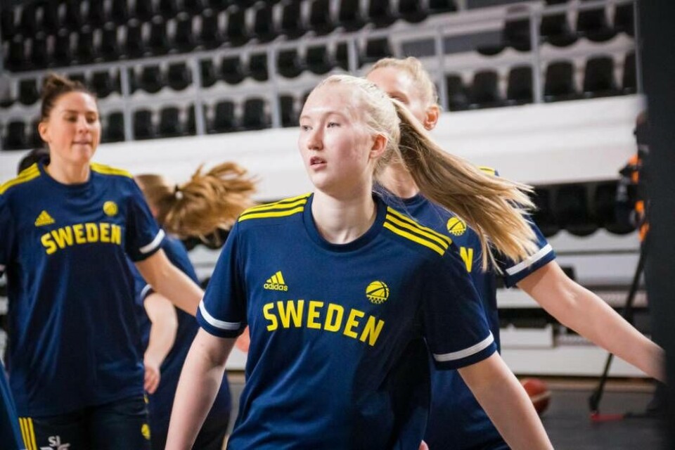 En i gänget. Matilda Ekh i landslagsdressen i sin andra a-landskamp mot Montenegro i februari i år. Nu får hon spela sitt första internationella seniormästerskap. Foto: Isac Solinaw, Svensk Basket