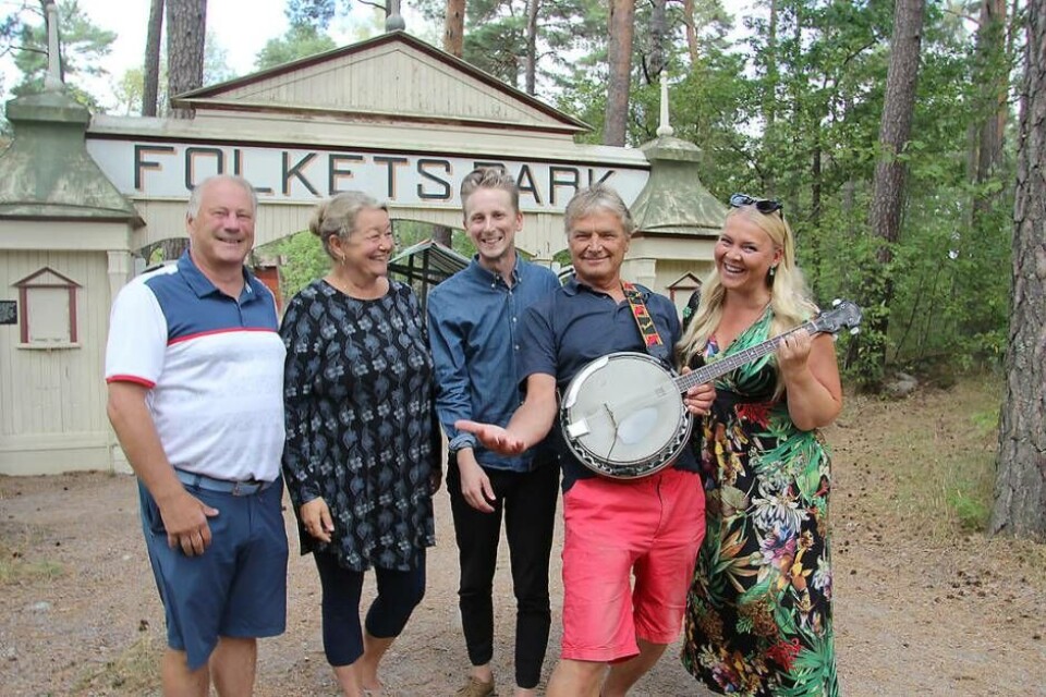 Fixar sommarfest. Anton Olsson, Katarina Frost, Rickard Salzmann, Fritte Fridolfsson och Maria Fors. Foto: Jonas Edberg