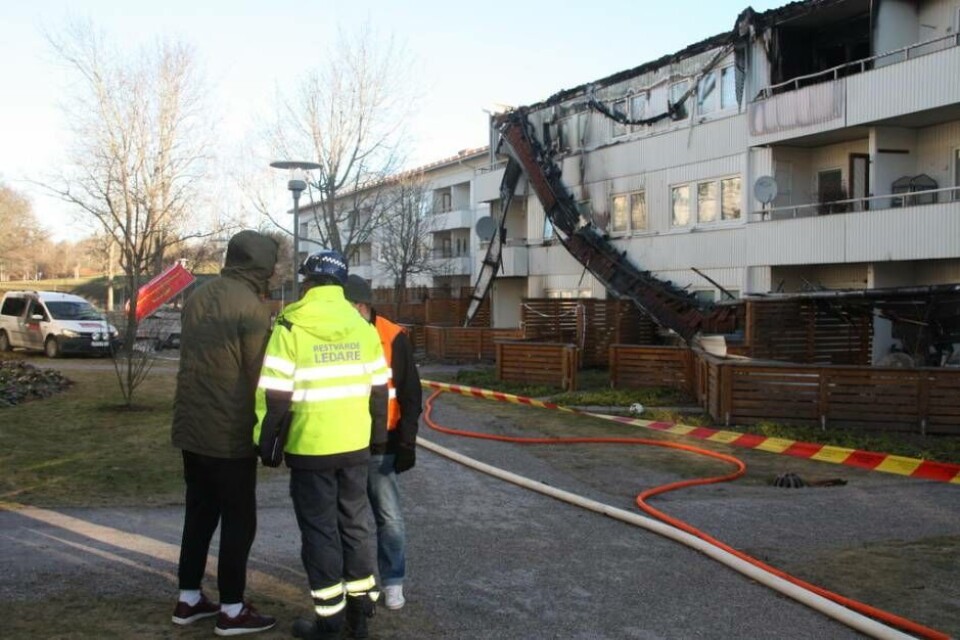 Många grannar hade tagit sig till huset på onsdagsförmiddagen, och många kunde berätta om ett enormt snabbt brandförlopp. Foto: Sofie Tejre