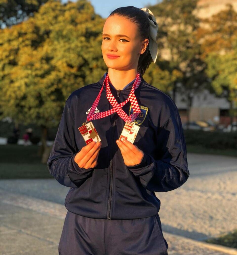 Alicia Brännback med sina två bronsplaketter från Kroatien. Foto: Privat