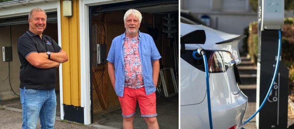 Mälarenergis Anders Eriksson (till vänster) och BRF Påskliljans ordförande Jan Hammer är nöjda med samarbetet kring laddplatserna. Foto: Mälarenergi/Mostphotos