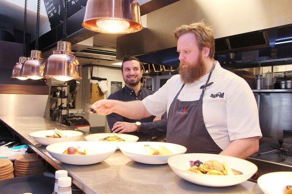 Kökschef Raoul Ekström (th) lägger upp dagens lunch på Agrill. Blir det portioner över läggs de ut på ResQ club till halva priset istället för att slängas. ”Det är en genialisk idé” säger restaurangchef Emanuel Barhaido. Cirka 15 matställen i Västerås är hittills anslutna till tjänsten.