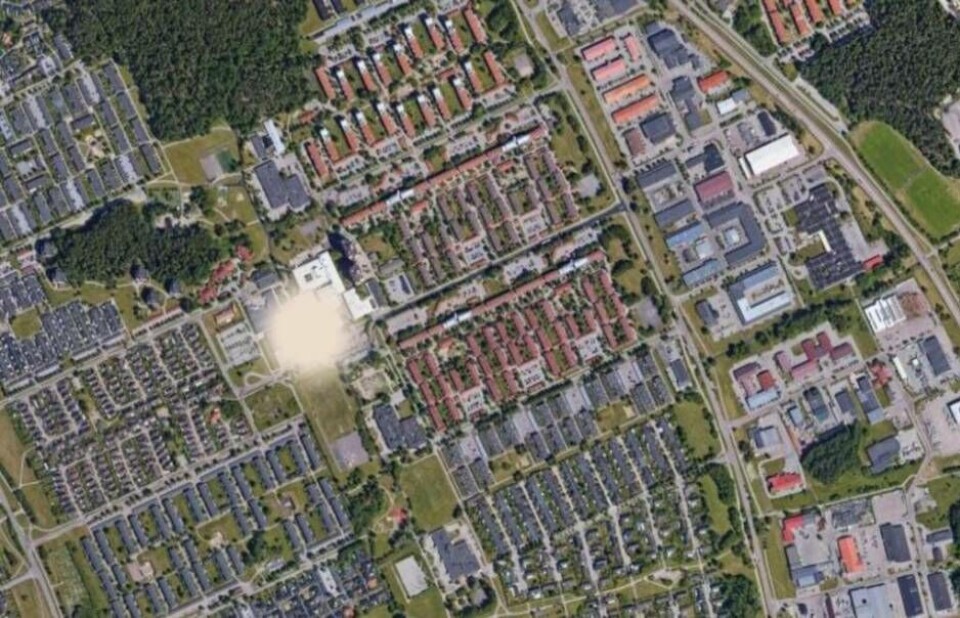 En polisbil fick under onsdagen däcken sönderskurna på Bäckby. Foto: Google