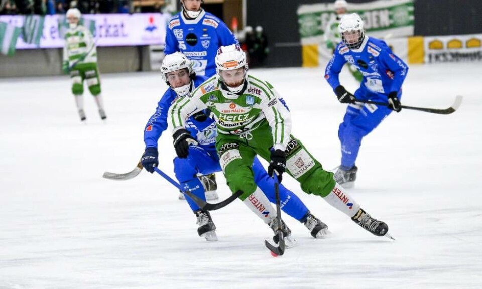 Simon Jansson attackerar i offensiven. Foto: STEFAN LINDGREN