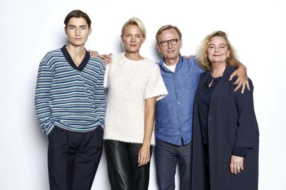 Gustav Lindh (till vänster) tillsammans med skådespelarna i serien Älska mig. Foto: Johnny Wohlin/Viaplay