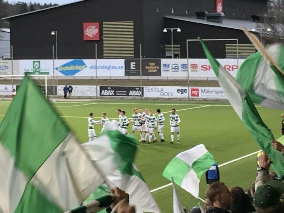 VSK-spelarna jublar efter att Dylan Kosik gjort 2–0 för VSK i den 35:e minuter. Foto: Jonas Bergkvist×1 / 3Visa bildtextBild 1 av 3