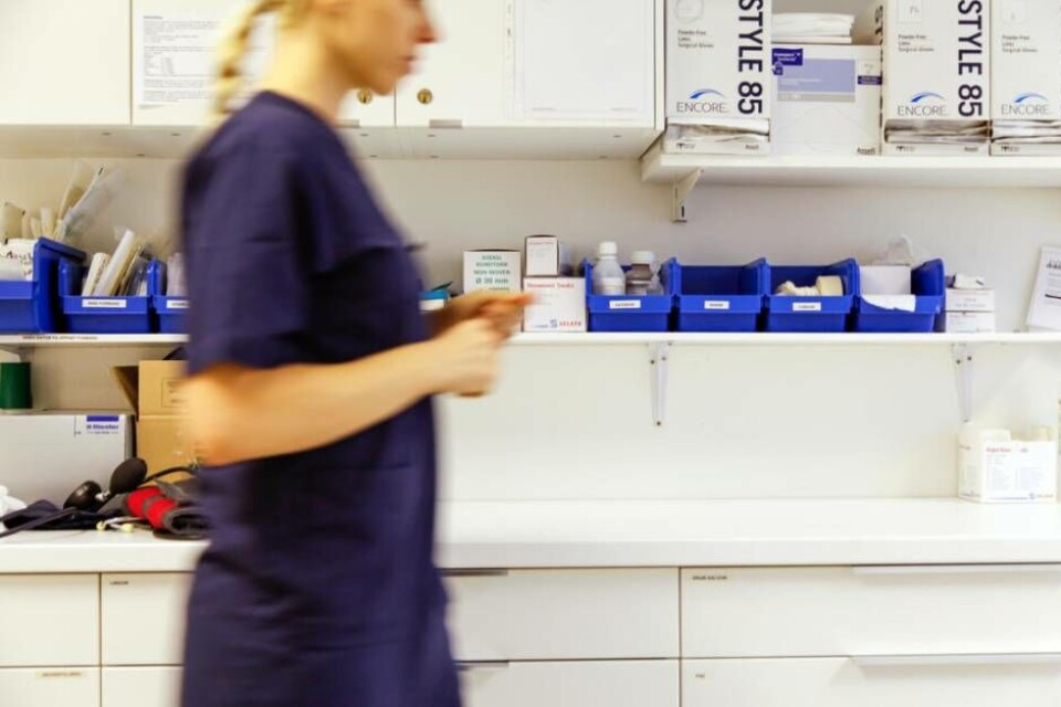 Under måndagsförmiddagen har det pågått ett intensivt arbete med att packa upp och sortera sjukvårdsmaterial för vidare transport ut i sjukvården