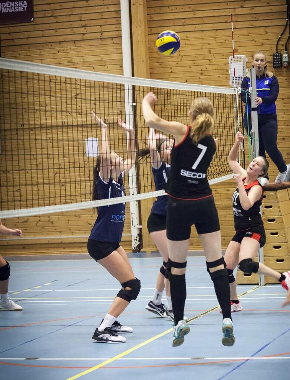 VVK hade mest och bäst koll på bollen under division 1-mötet. Foto: VVK