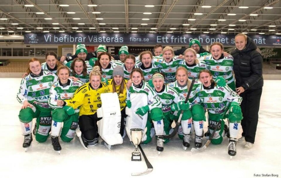 VSK-laget som grejade den första historiska segern i Svenska cupen i bandy för damer. Foto: STEFAN BORG