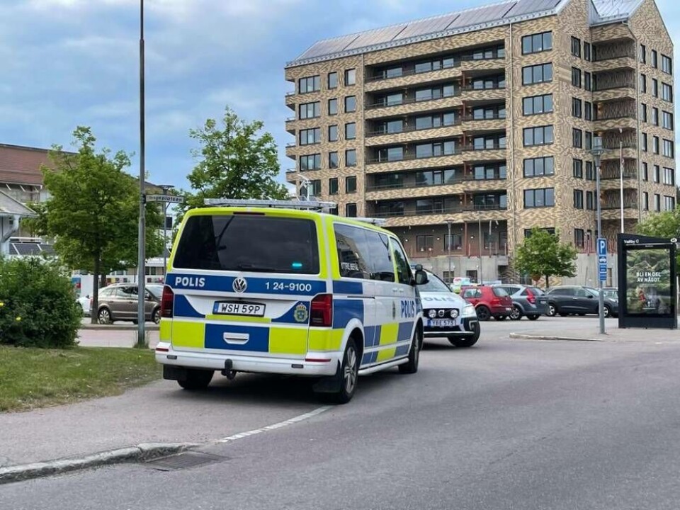 En stor polisinsats pågår under onsdagskvällen på Vallby. Foto: Jonas Edberg