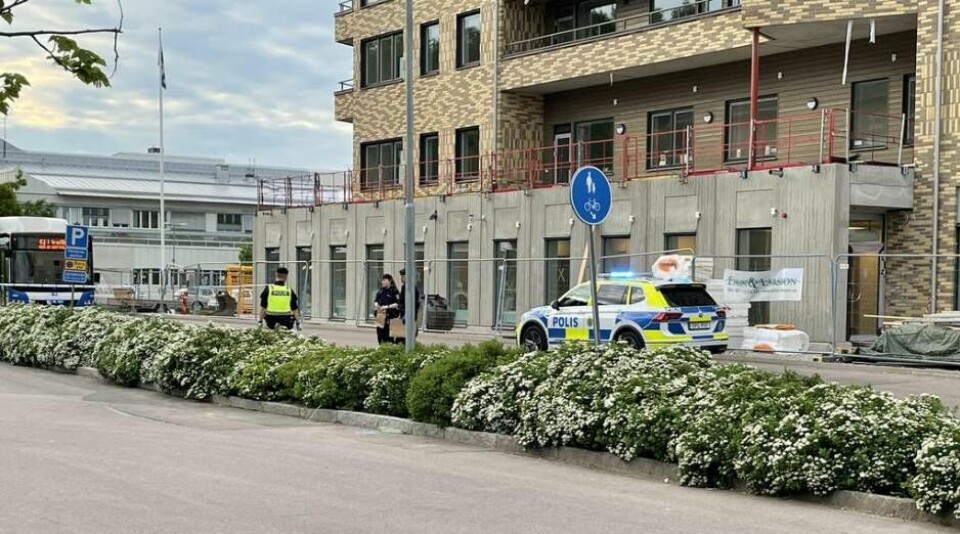 Stora delar av Vallby centrum har spärrats av. Foto: Jonas Edberg