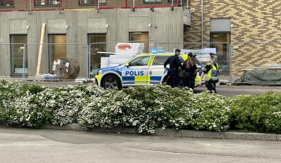 Polisen på plats vid Vallby centrum efter att ett ett grovt våldsbrott ska ha inträffat på platsen. Foto: Jonas Edberg