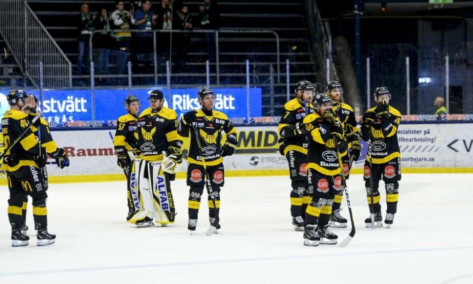 VIK spelarna deppar efter det blytunga tappet mot Tingsryd. Foto: STEFAN LINDGREN×1 / 3Visa bildtextBild 1 av 3