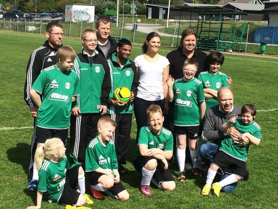 Finfrämmande. Lagbild från när Romfartuna United fick finbesök sommaren 2015 av bland andra kronprinsessan Victoria. Foto: Mårten Bladh×1 / 4Visa bildtextBild 1 av 4
