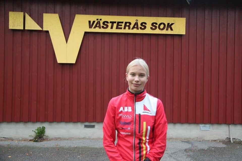 Västerås SOK:s Klara Åkerman Sjöström framför klubbstugan Orientalen på Önsta. Här, eller snarare i den närliggande Rocklundaskogen, tillbringar hon många timmar i veckan under säsongen. Foto: Jonas Bergkvist