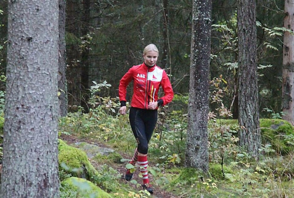 Klara Åkerman Sjöström i välkänd terräng hemma i Rocklundaskogen. Foto: Jonas Bergkvist
