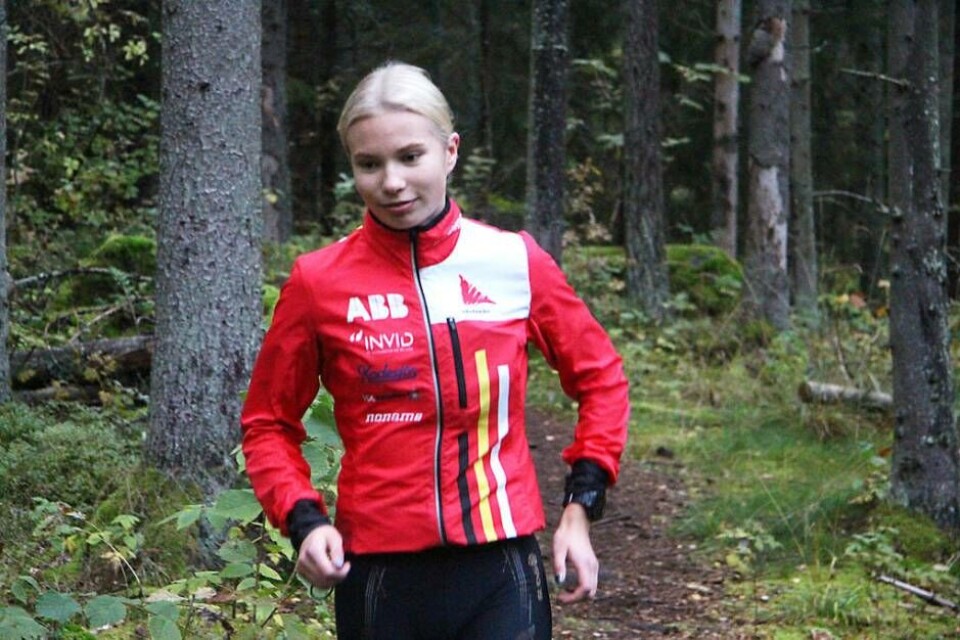 Full kontroll på sin sport. Klara Åkerman Sjöström tillhör en av Sveriges främsta orienterare, trots att hon ännu inte fyllt 16 år. Denna säsong har varit hennes karriärs klart bästa med flera imponerande insatser. Foto: Jonas Bergkvist
