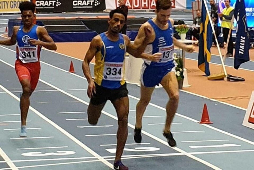 Målgången på 800 meter. Västerås FK:s Efrem Brhane (mitten) har precis spurtat förbi Umeås Robin Rohlén och säkrat ett överraskande SM-silver. Slagen endast av den svenska storstjärnan Andreas Kramer. Foto: VFK
