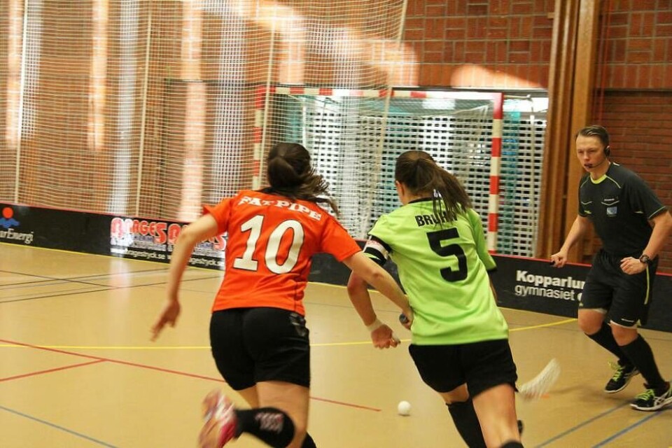 Innebandydomare. 18-årige Edvin Lindelöf har dömt innebandy i fem år redan. ”Det är mycket känslor inblandade”, säger han. Foto: Helena Andersson×1 / 2Visa bildtextBild 1 av 2
