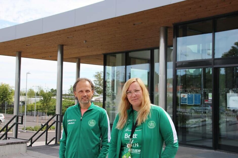 Trångt. Västerås Simsällskap menar att föreningen inte kan utvecklas och erbjuda de olika simgrenar de skulle vilja under rådande omständigheter på Lögarängsbadet. Nu vill klubbchef Stefan Horn och utvecklingsansvarige Lisa Ojanen tillsammans med övriga i VSS-styrelsen satsa på egen simhall på Finnslätten ihop med företagen som finns där. Foto: Jonas Bergkvist
