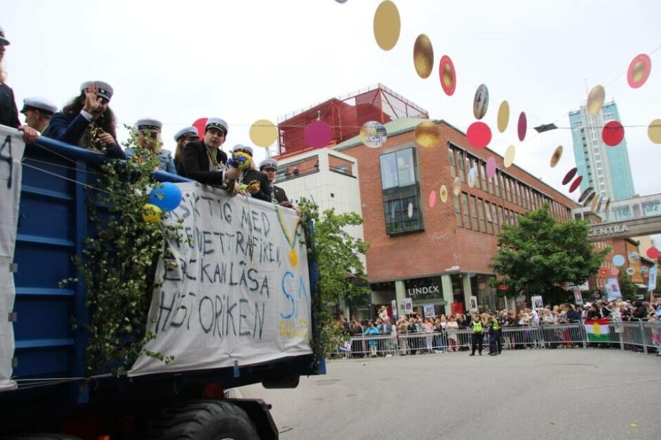 Folkfest. Äntligen får studenterna fira med en klassisk kortege genom staden igen. Foto: Västerås Tidning/Arkiv