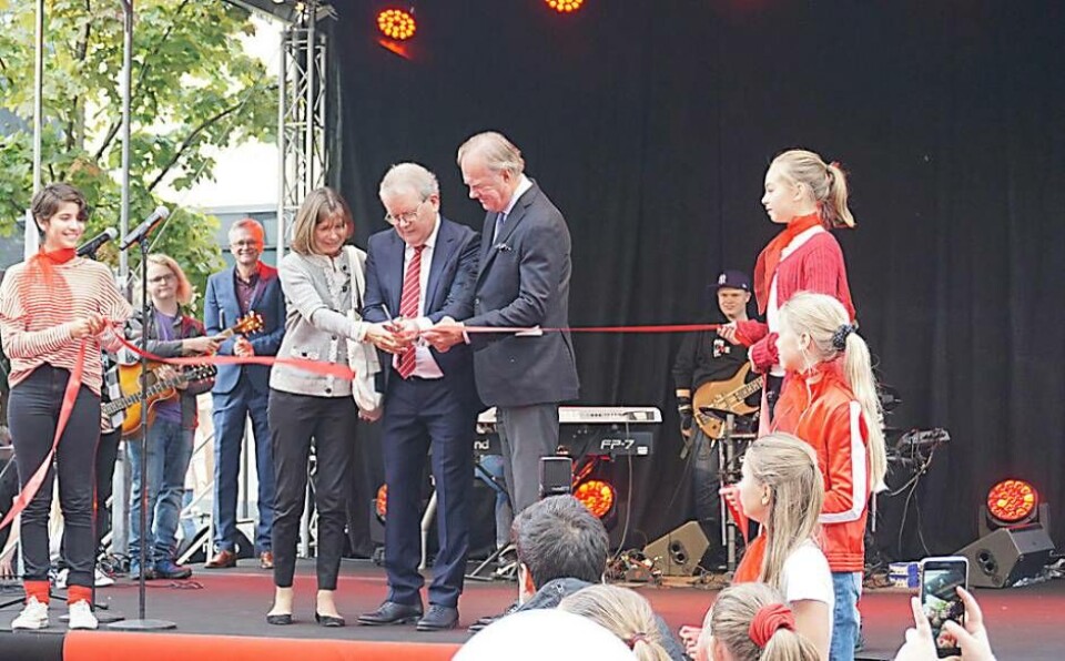 Erlings barn klippte bandet. Lottie Tham, Erling Perssons dotter – och hennes bror Stefan Persson – styrelseordförande och tidigare vd – klippte bandet tillsammans med kommunstyrelsens ordförande Anders Teljebäck. Foto: Josefine Wijkström
