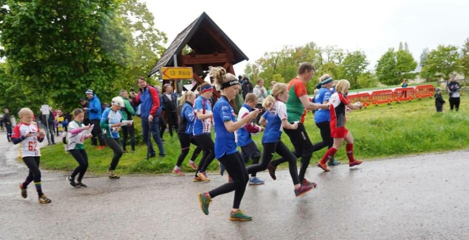 Starten har precis gått för sprintstafetten där tvåmannalagen kunde kombineras över klubb-, köns- och åldersgränserna. Foto: Björn Lindén