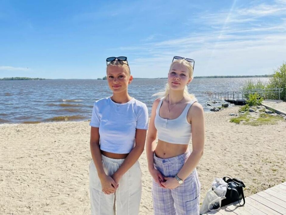 Ebba och Emma på Thoren Business School i Västerås. Foto: Michaela Ericzén