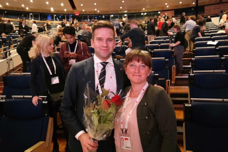 Gabriel Wikström gratuleras av Lena Johansson från Köping. Lena är delegationsledare för Västmanlands delegation till Socialdemokraternas partikongress i Göteborg.