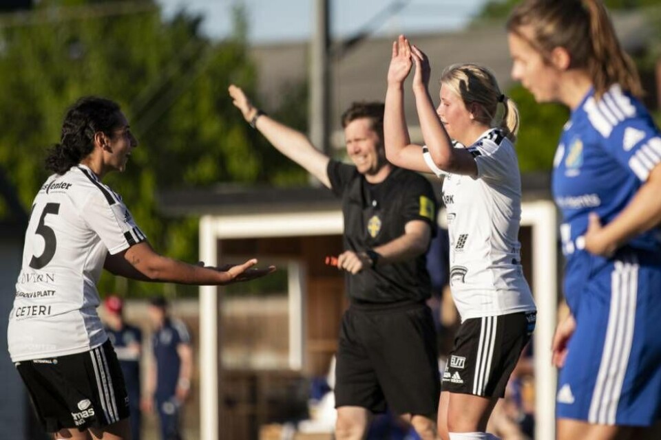 hoppas på mycket jubel i år. Sargonia Solaka och Clara Lostelius Vikman jublar efter ett av BK30:s mål i träningsmatchen mot IK Viljan (7–0) i tisdagens genrep inför seriestarten . Foto: Jim Ahlerup