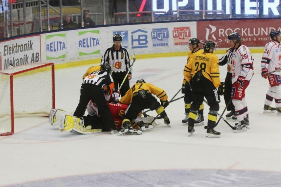 Ikväll möter VIK Huddinge i kvalserien. Tappade poäng kan betyda att VIK åker ur Hockeyallsvenskan. Foto: Jonas Edberg