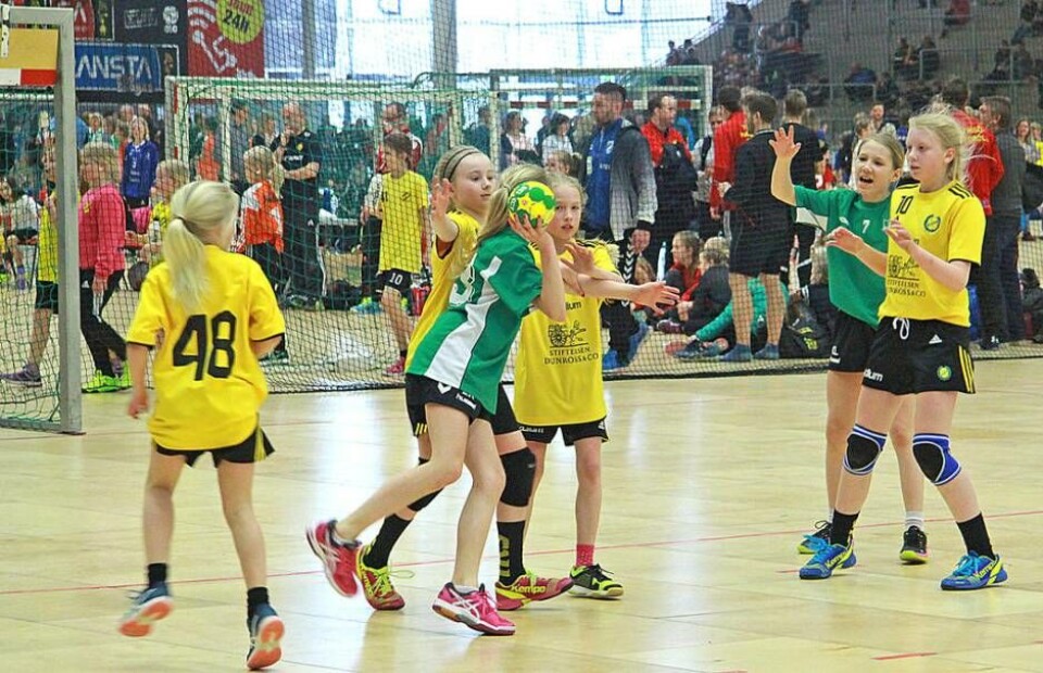Försvar. I hallen där VSK bandy normalt sätt spelar var det i helgen späckat av handbollsplaner med full aktivitet. Här spelar Sävehof F06 mot Gustavsbergs IF HK. ×1 / 10Visa bildtextBild 1 av 10