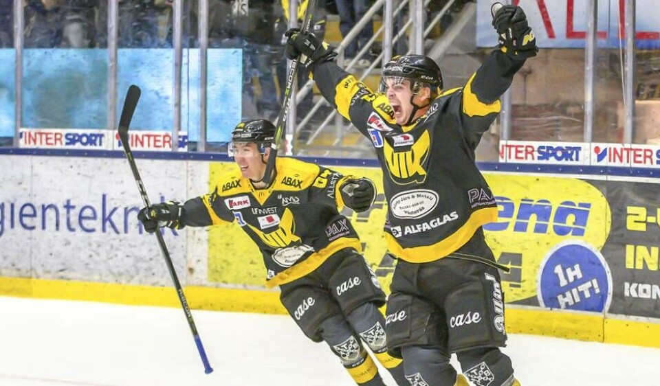 VIK:s Fredrik Hetta vrålar ut sin glädje efter att han avgjort matchen mot Lindlöven i matchens sista sekund. Foto: Stefan Lindgren×1 / 2Visa bildtextBild 1 av 2