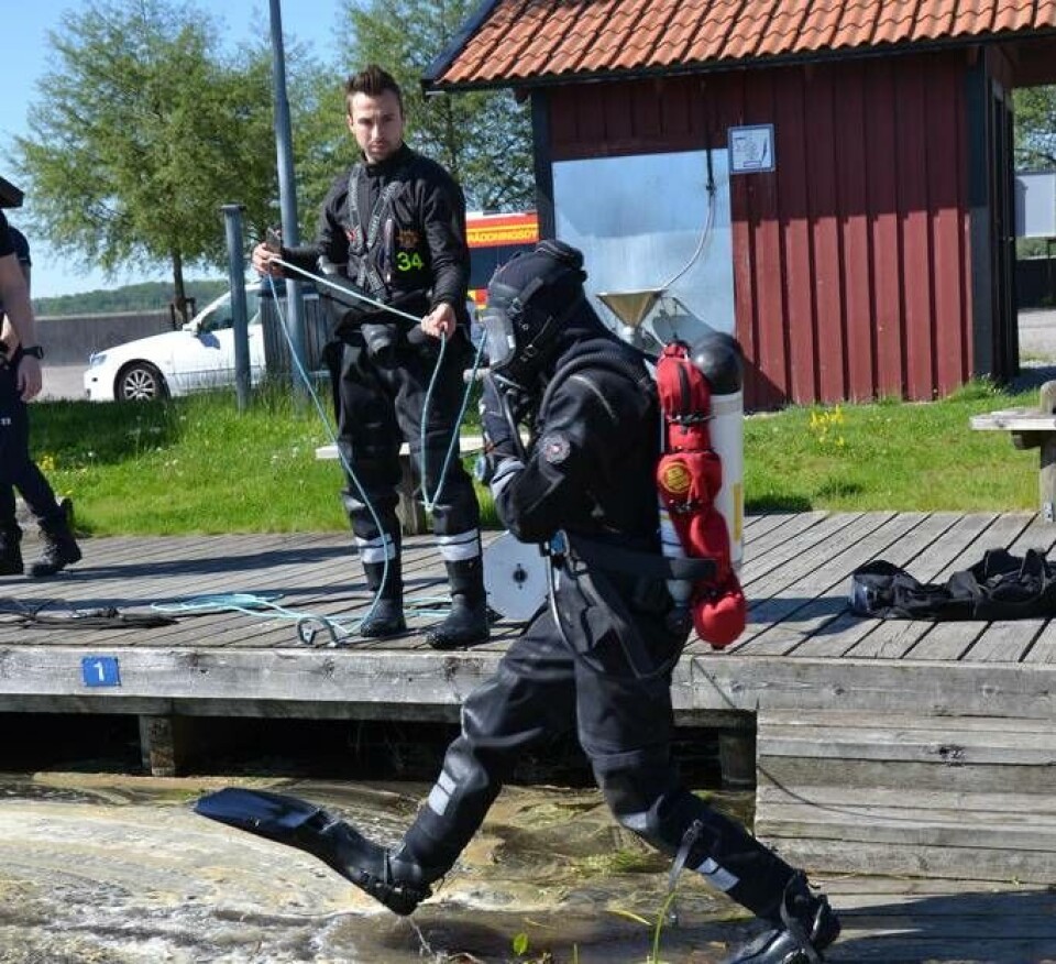 Emma Larsson hoppar ner i det inte alltför trevliga Mälarvattnet. Foto: Helena Andersson
