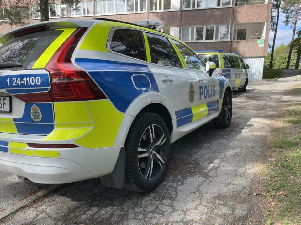 Poliser på plats vid adressen där den skadade kvinnan hittades. Foto: Jonas Edberg Poliser på plats vid adressen där den skadade kvinnan hittades. Foto: Jonas Edberg