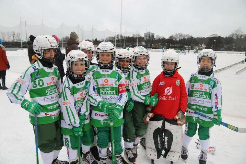 Bandyglädje. Foto: Jonas Edberg×1 / 4Visa bildtextBild 1 av 4