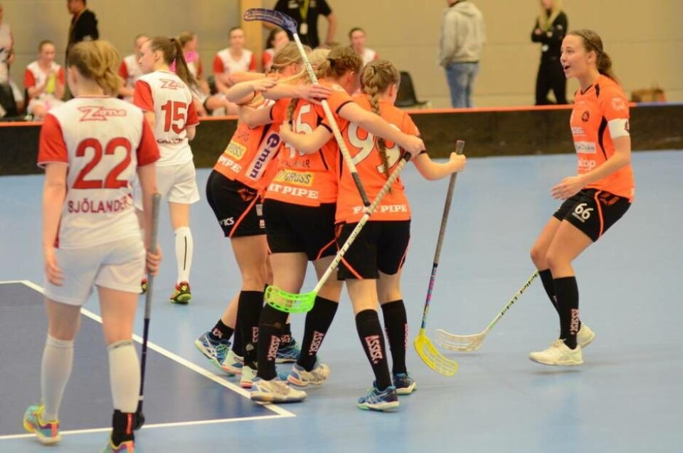 Rönnby-tjejerna jublar. ×1 / 4Visa bildtextBild 1 av 4
